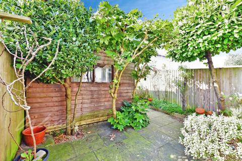 3 bedroom semi-detached house to rent, Kent Avenue Ashford TN24