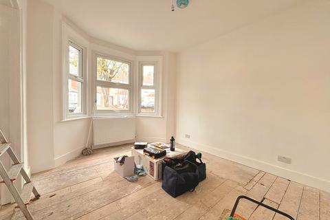 3 bedroom terraced house to rent, Moffat Road, Thornton Heath, Surrey, CR7