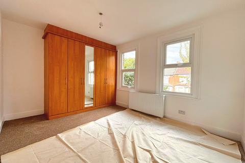 3 bedroom terraced house to rent, Moffat Road, Thornton Heath, Surrey, CR7