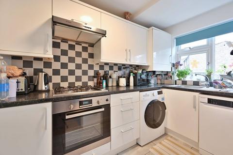 2 bedroom semi-detached house to rent, Iris Close, Surbiton, KT6