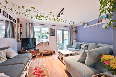 2 bedroom semi-detached house to rent, Iris Close, Surbiton, KT6