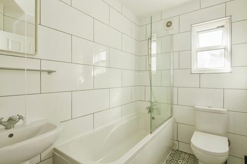 5 bedroom flat to rent, Paulet Road London SE5