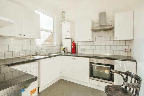 5 bedroom flat to rent, Paulet Road London SE5