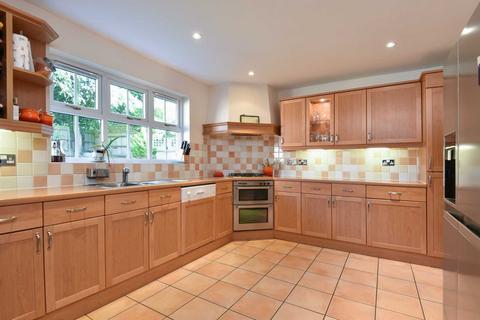 5 bedroom detached house to rent, Quarry Gardens, Leatherhead, KT22