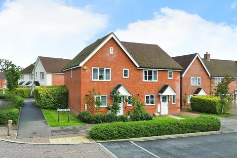 3 bedroom semi-detached house for sale, Pelling Way , Horsham