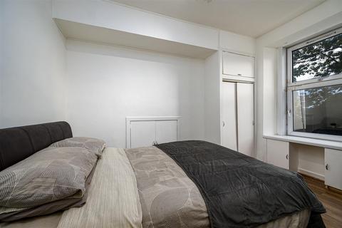 G/l, 30 Clepington Road, Dundee, DD3 7NX
