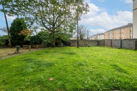 G/l, 30 Clepington Road, Dundee, DD3 7NX
