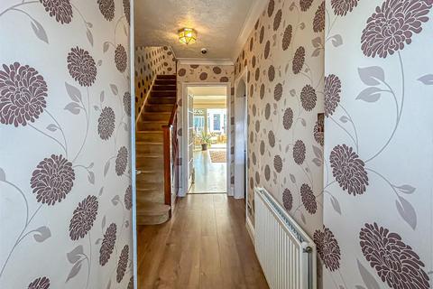 4 bedroom semi-detached house for sale, Hawkwell Chase, Hockley SS5