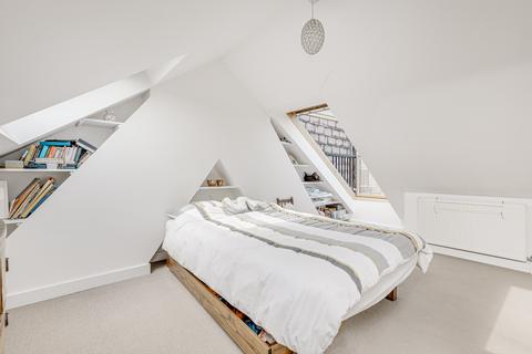 2 bedroom maisonette for sale, Hazelbourne Road, Clapham South, London