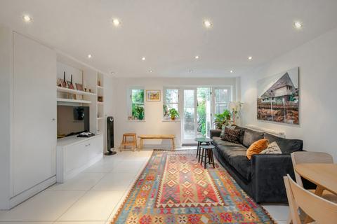 4 bedroom mews to rent, Byron Mews, London