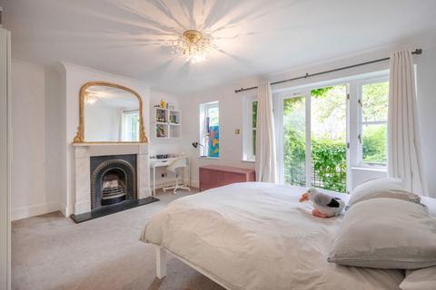 undefined, Byron Mews, London