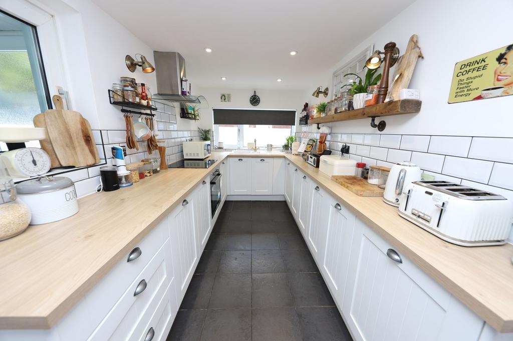 Cwmgwrach, Neath SA11 3 bed detached bungalow for sale £324,995