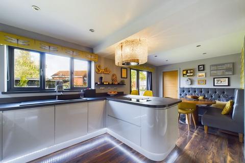 4 Chalice Close, Muxton, Telford, TF2 8QZ