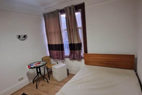 3 bedroom flat to rent, Ballards Lane, London