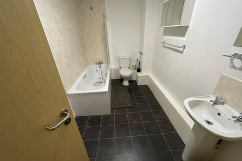 3 bedroom flat to rent, Flat 2, Victoria Chambers, - The Parade, CV32 4AG