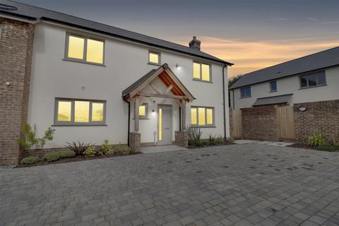 4 bedroom end of terrace house for sale, Market Gardens, Torrington, Devon, EX38