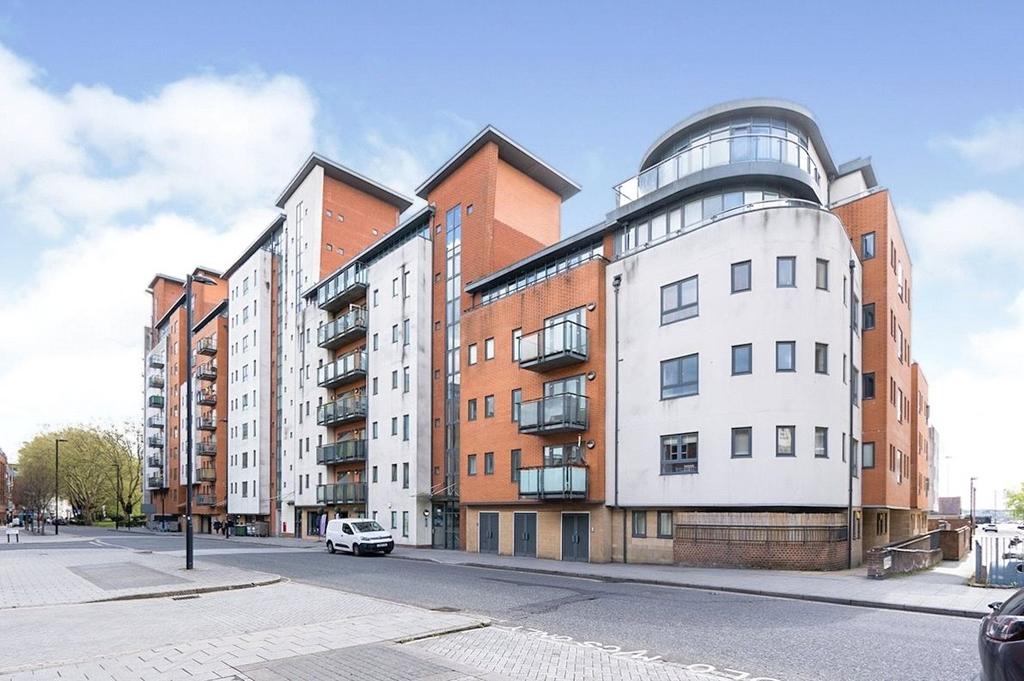 Lower Canal Walk, Hampshire SO14 1 bed flat to rent £950 pcm (£219 pw)
