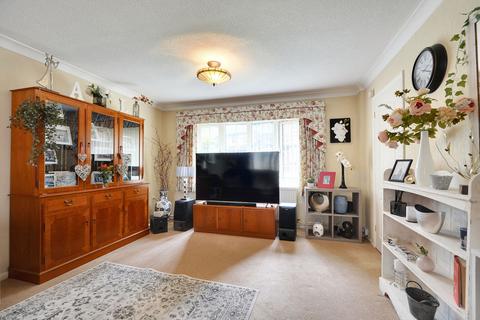17 Broadhurst Drive, Kennington, Ashford, TN24 9RQ