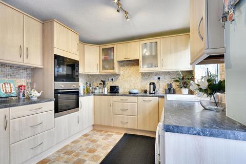 17 Broadhurst Drive, Kennington, Ashford, TN24 9RQ