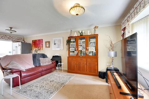 17 Broadhurst Drive, Kennington, Ashford, TN24 9RQ