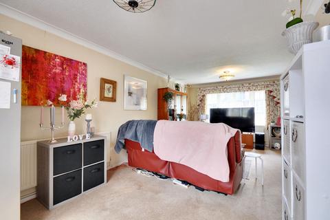 17 Broadhurst Drive, Kennington, Ashford, TN24 9RQ