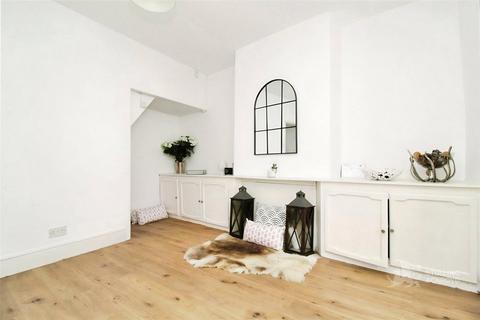 2 bedroom terraced house to rent, Keens Road, Croydon, CR0