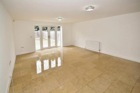 3 bedroom house for sale, Hester Mews, Romford RM5