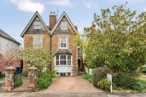 72 Hare Lane, Godalming, GU7 3EF