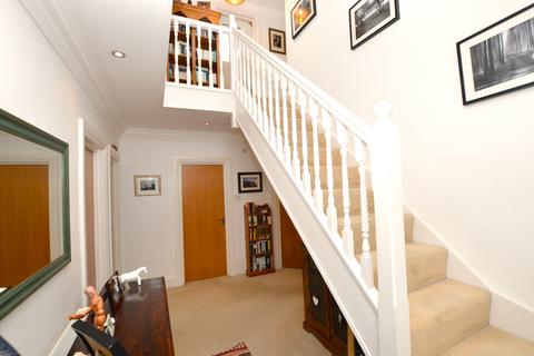 31 Birch Road, Godalming, GU7 3NT