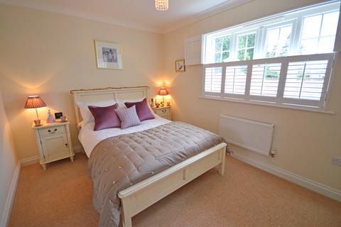 2 Thistledown, Hindhead, GU26 6UF