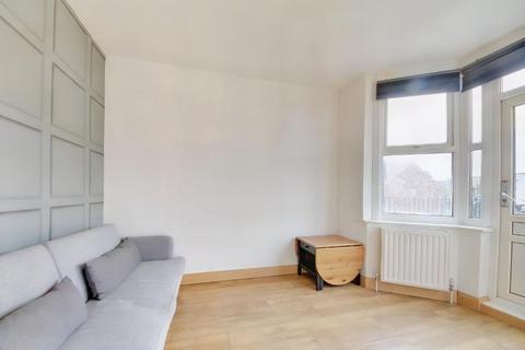 2 bedroom flat to rent, Audley Road, London NW4