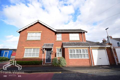 4 bedroom detached house to rent, Wharf Street, Lytham St Annes, Lancashire