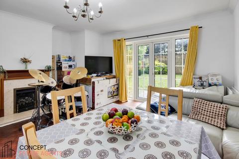 3 bedroom apartment for sale, Hereford Court, Sutton, Surrey, SM2