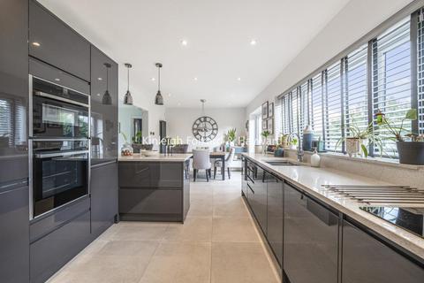 9 Elvington Green, Bromley, BR2 9DE