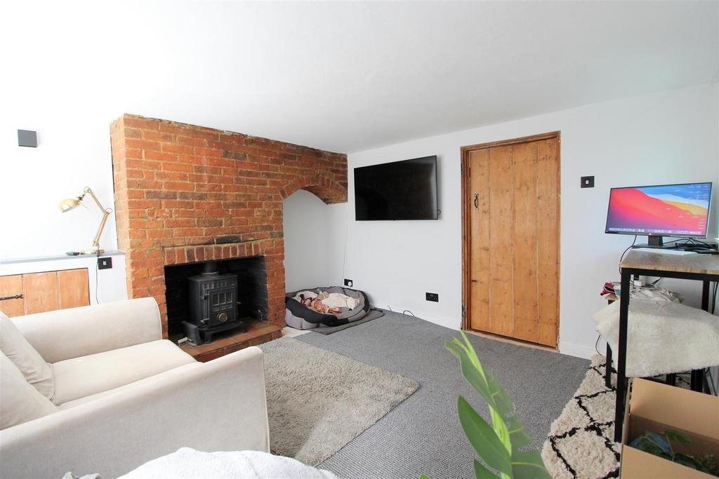 105 The Hill, Wheathampstead   Living Room 1.JPG