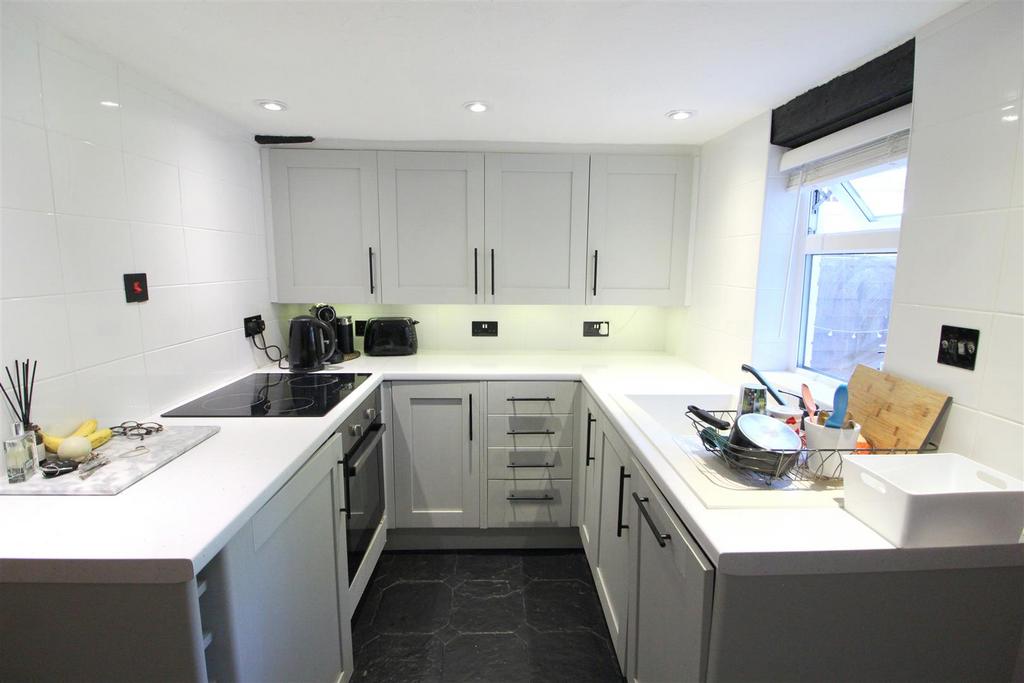 105 The Hill, Wheathampstead   Kitchen.JPG