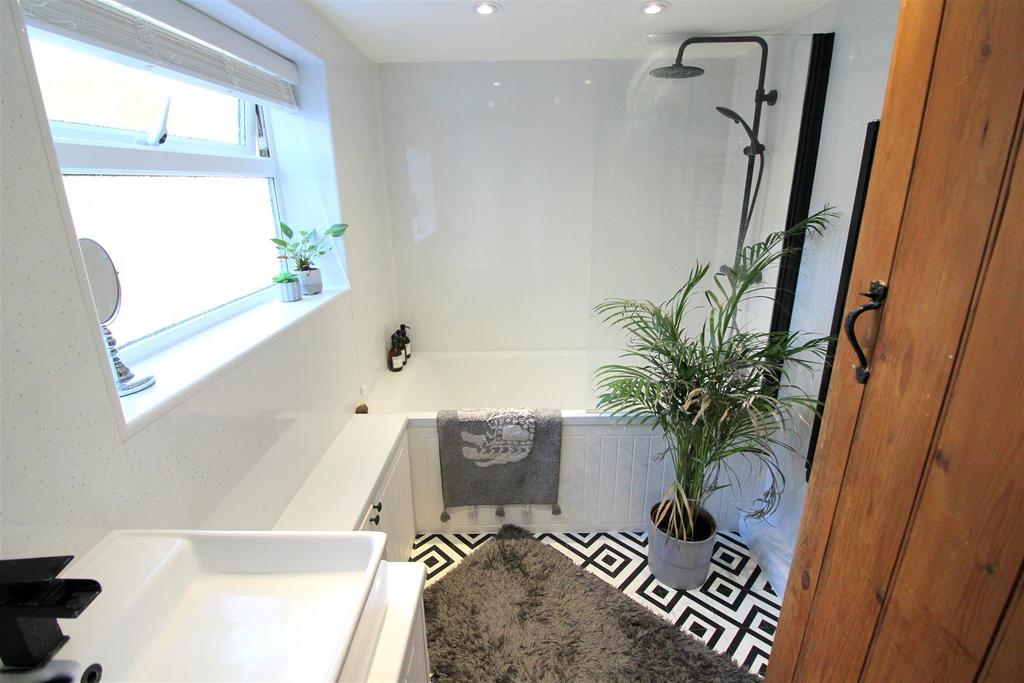 105 The Hill, Wheathampstead    Bathroom   1.JPG