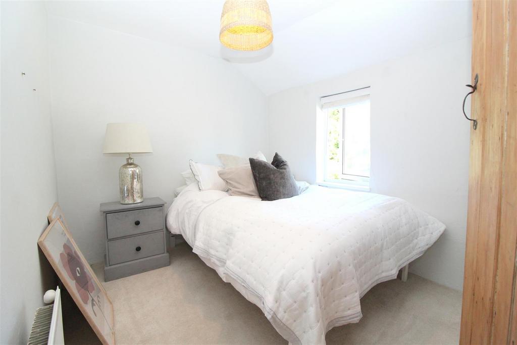 105 The Hill, Wheathampstead    Bedroom Two.JPG