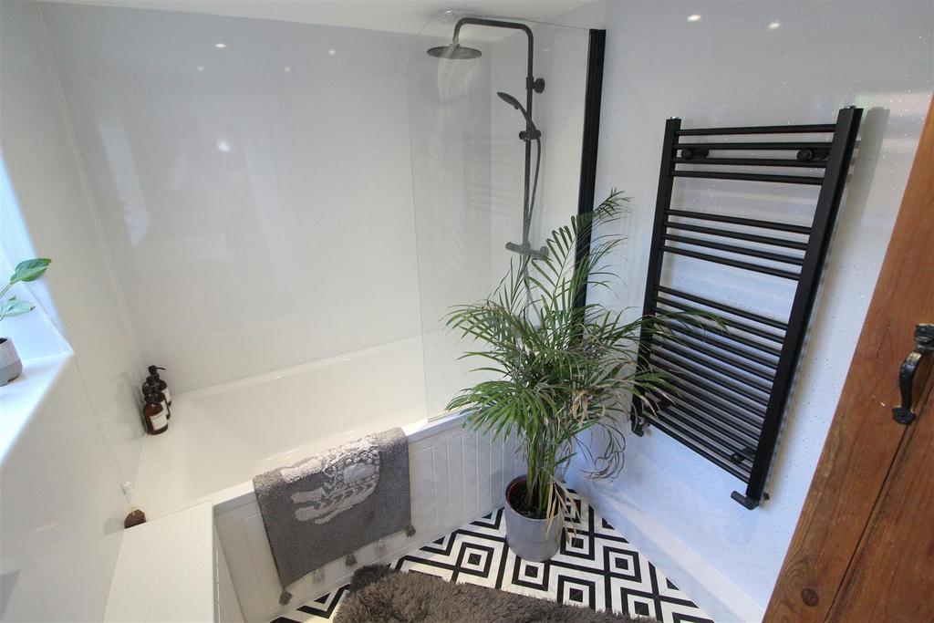 105 The Hill, Wheathampstead  - Bathroom - 3.JPG