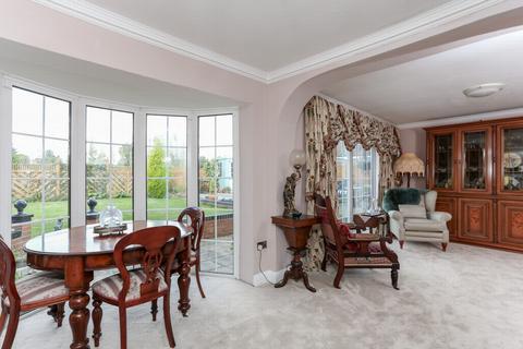 9 Corone Close, Folkestone, CT19 5LJ