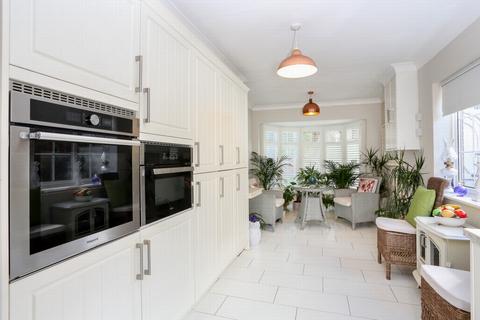 9 Corone Close, Folkestone, CT19 5LJ