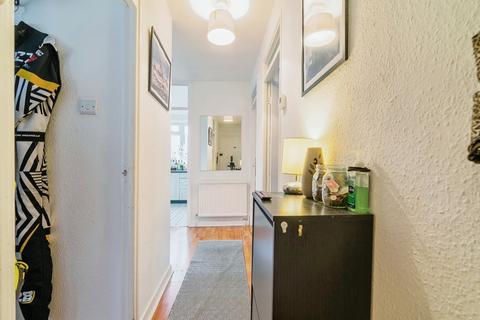 2 bedroom flat for sale, Dynevor Road, London N16