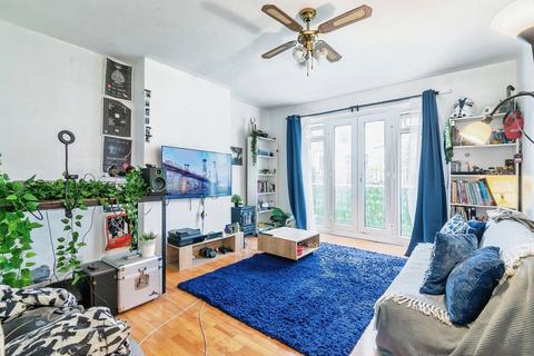 2 bedroom flat for sale, Dynevor Road, London N16