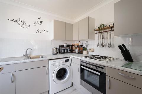 1 bedroom flat for sale, Yeomanry Close, Epsom