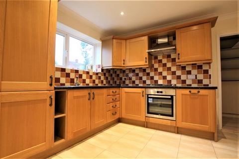 2 bedroom terraced house to rent, St. Michaels Road, Woking GU21