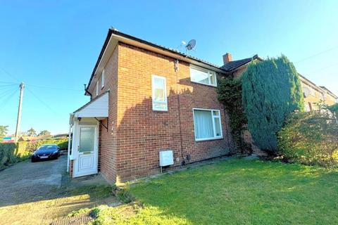 2 bedroom terraced house to rent, St. Michaels Road, Woking GU21