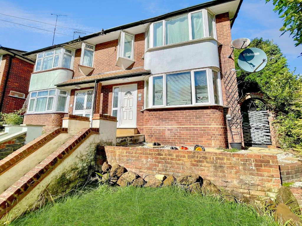 Farley Hill, Luton, Bedfordshire, LU1... 3 bed semidetached house for