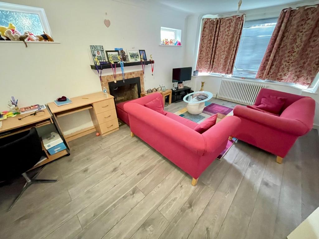 Farley Hill, Luton, Bedfordshire, LU1... 3 bed semidetached house for