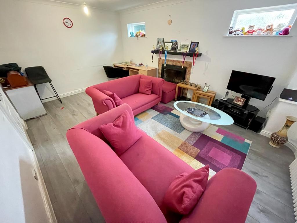 Farley Hill, Luton, Bedfordshire, LU1... 3 bed semidetached house for