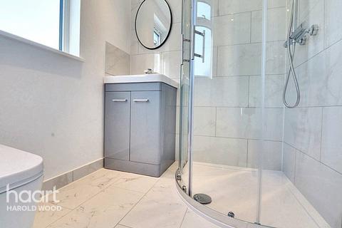 42 Homeway, Romford, RM3 0HD